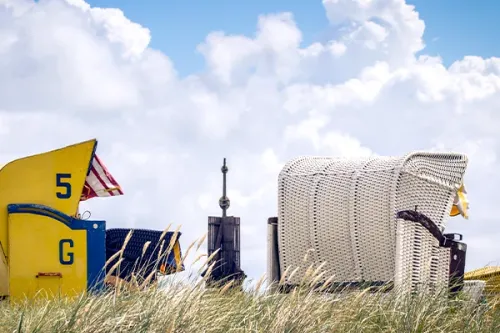 Strandkörbe unter sommerlichem Himmel