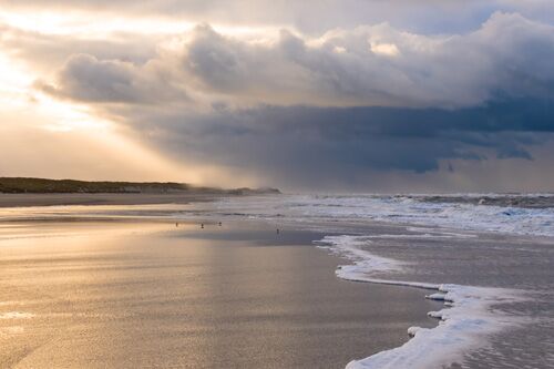 Abendstimmung am menschenleeren Nordseestrand im Spätherbst