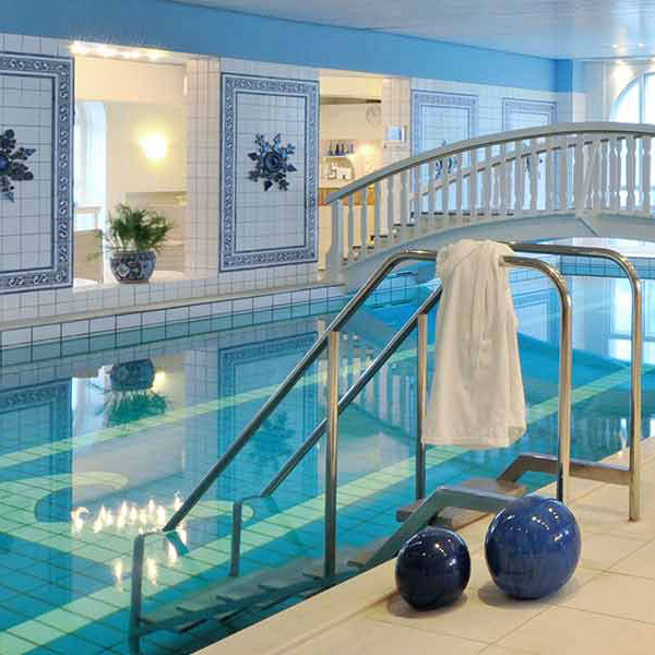 Meerwasser-Hallenbad im Wellnessbereich