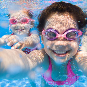 Mit Spiel und Spaß schwimmen lernen