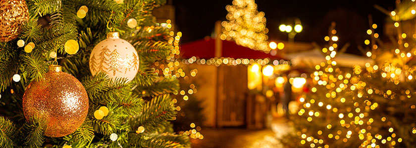 Weihnachtliche Dekoration mit einem Weihnachtsstand im Hintegrund
