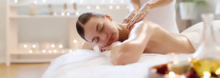 Eine Frau genießt eine Massageanwendung.