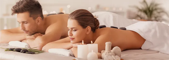 Zwei Personen genießen Wellness-Anwendungen.