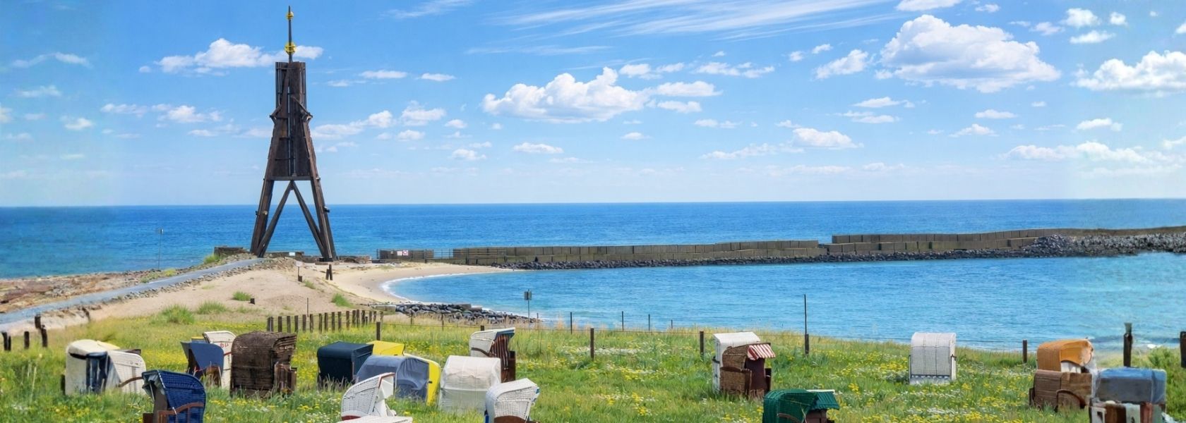 Der Strand Cuxhaven mit Kugelbake und Strandkörben