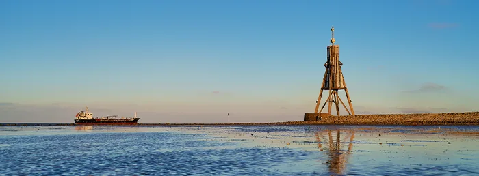 Die Kugelbake am sommerlichen Strand in Cuxhaven.