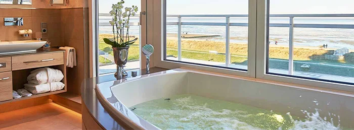 Die Spa-Suite im Badhotel Sternhagen mit Whirlpool-Badewanne und Panorama-Blick auf die Nordsee.