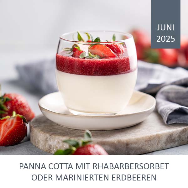 Panna Cotta mit Rhabarbersorbet oder marinierten Erdbeeren