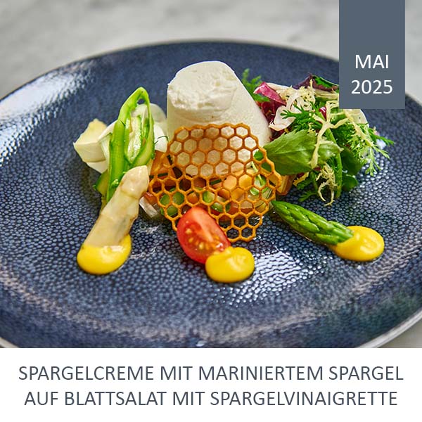 Spargelcreme mit mariniertem Spargel  auf Blattsalat mit Spargelvinaigrette