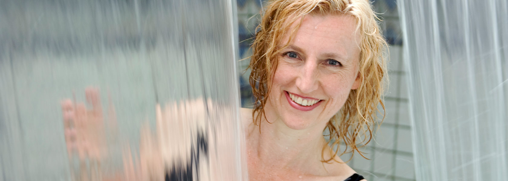 Dame im Wasserfall-Becken