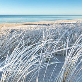Paar im Spa des Badhotels Sternhagen – Entspannung mit Sekt und Wohlfühlambiente im Winter