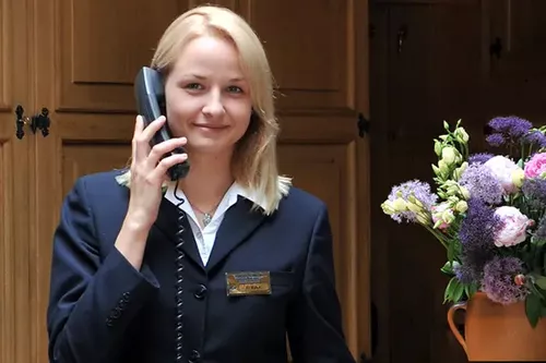 Aktuelle News aus unserem Hotel und der Nordseeregion Eleganter Empfangsbereich im Badhotel Sternhagen mit Holztheke und Blumendekoration.